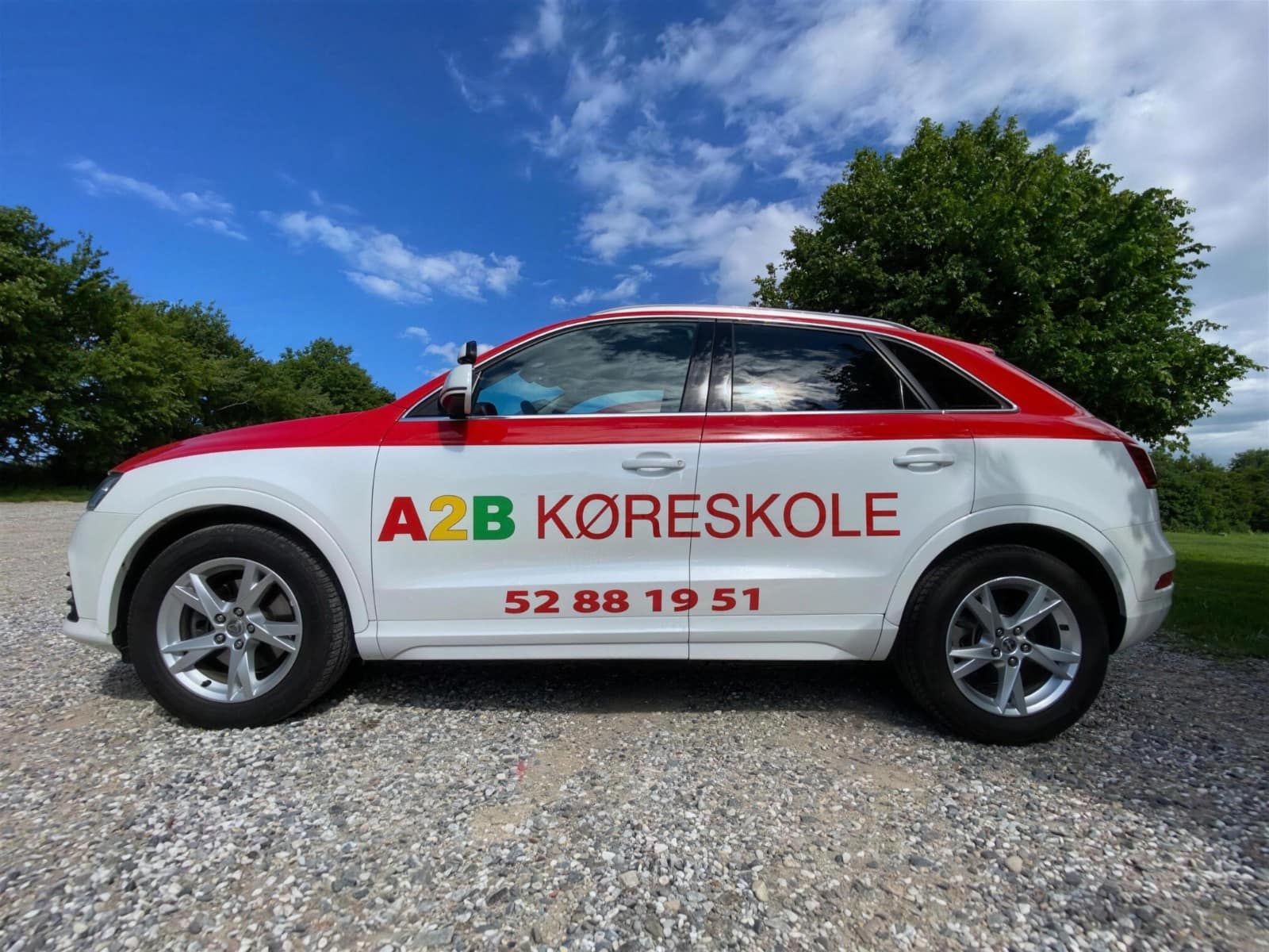A2B Køreskoles skolevogn set fra siden